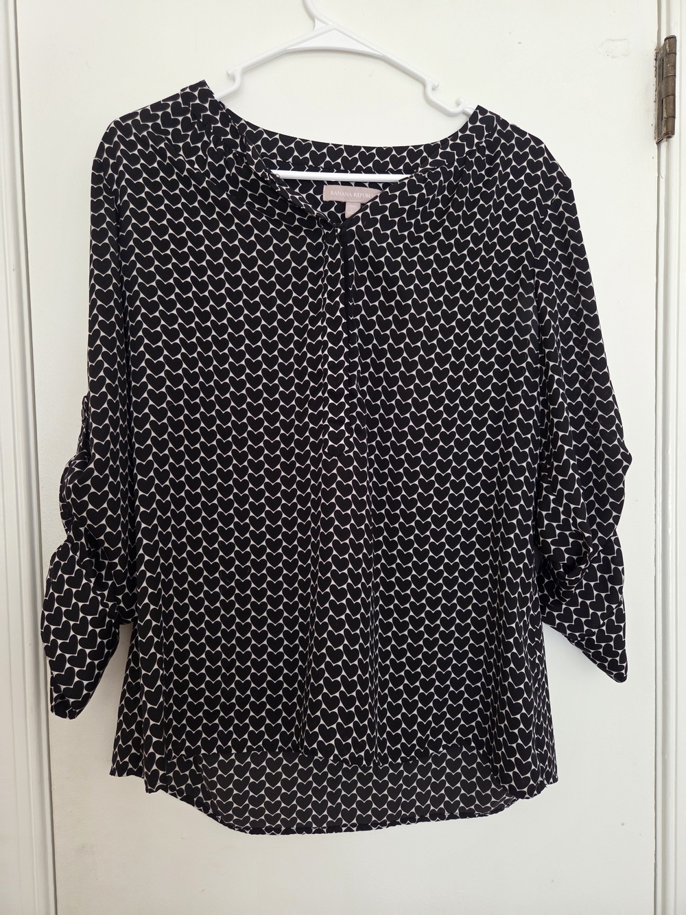 Banana Republic Heart Print Henley Blouse Roll Tab Sleeve Black White Petite L